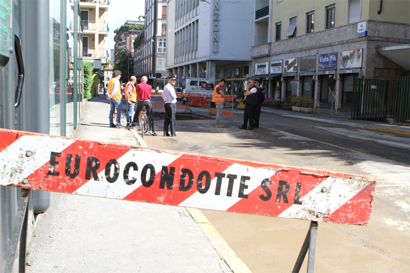 Via Manzoni sotto i ferri