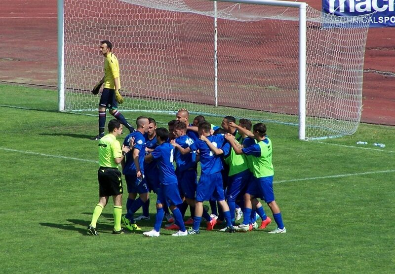 L'esultanza azzurra dopo il gol del 2-0 di Adriano Marzeglia