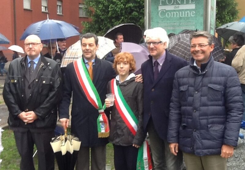 Un momento dell’inaugurazione della fonte del comune a Seregno