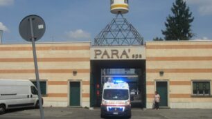 L’ambulanza esce dalla azienda a sirene spiegate.