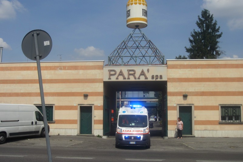 L’ambulanza esce dalla azienda a sirene spiegate.