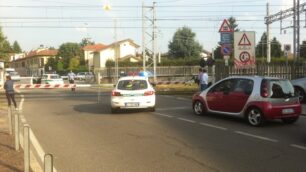 Il passaggio a livello di Arcore presidiato dalla polizia locale