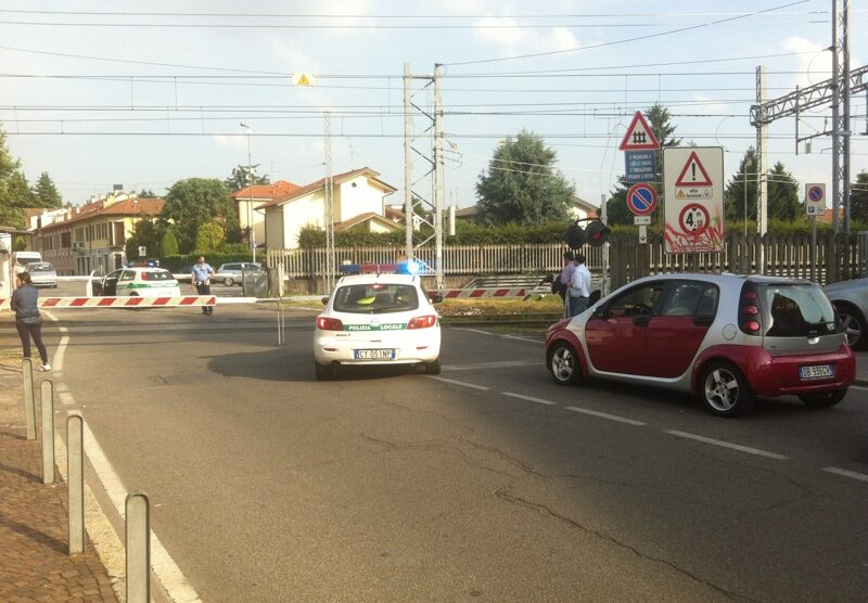 Il passaggio a livello di Arcore presidiato dalla polizia locale