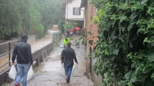 Si corre ai ripari per contenere l’esondazione del Brovada a Ponte Albiate di Triuggio