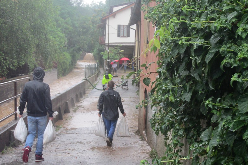 Si corre ai ripari per contenere l’esondazione del Brovada a Ponte Albiate di Triuggio