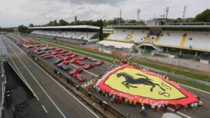 Le Ferrari schierate in autodromo per scrivere “Go Michael”
