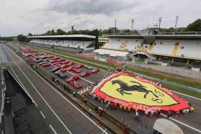 Le Ferrari schierate in autodromo per scrivere “Go Michael”