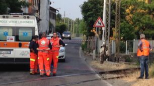 Il passaggio a livello attraversato dall’85enne malgrado le sbarre fossero abbassate.