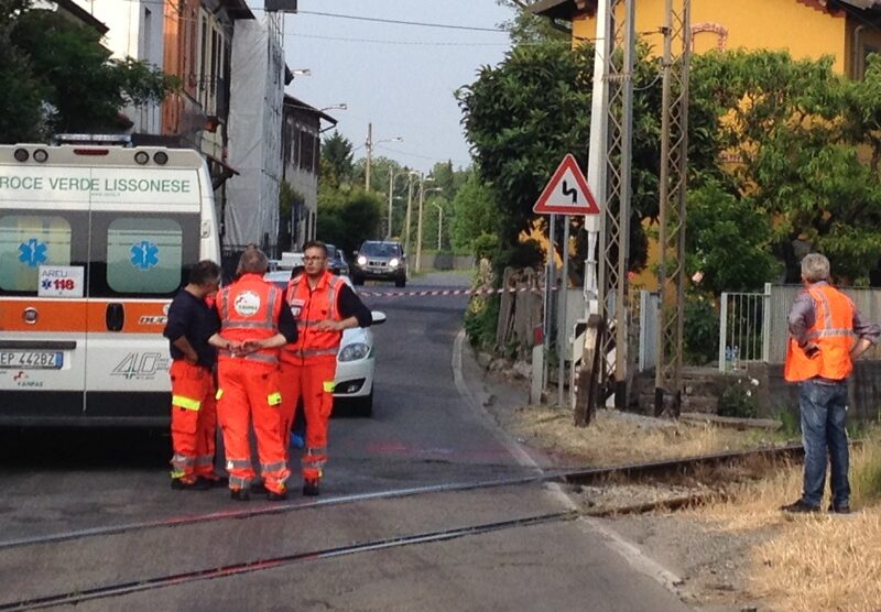 Il passaggio a livello attraversato dall’85enne malgrado le sbarre fossero abbassate.