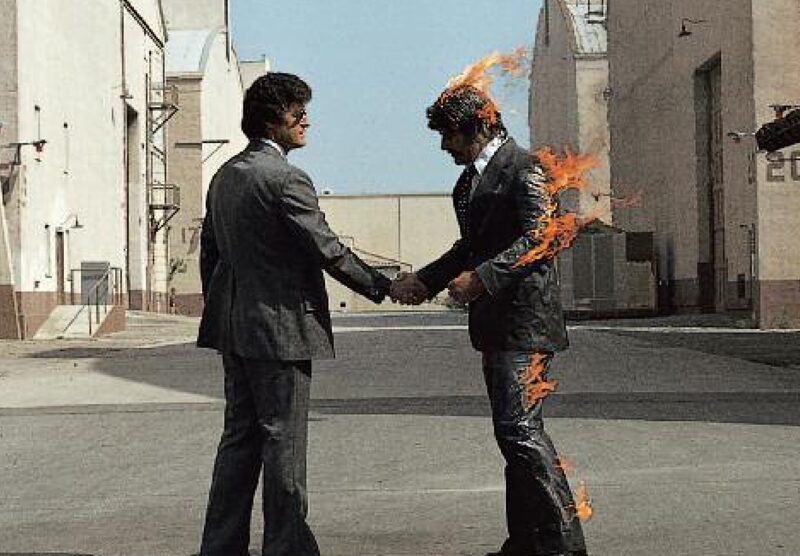 La copertina di Wish you were here dei Pink Floyd realizzata da Storm Thorgerson, in mostra a Monza