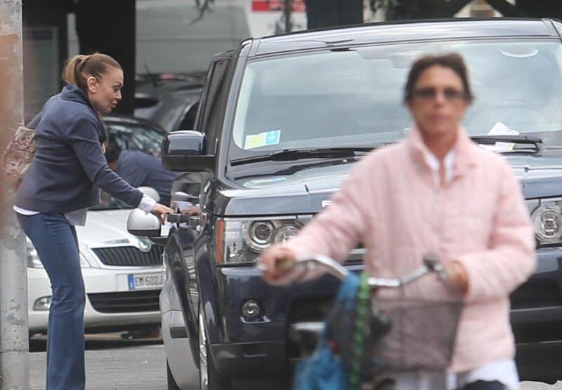 L’auto di Veronica Lario parcheggiata a Monza in divieto di sosta multata da una vigilessa