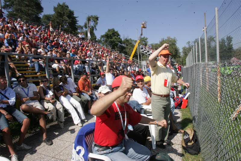 La tribuna degli Amici dell’autodromo