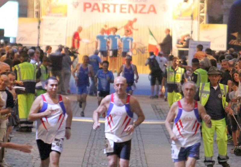 Monza-Resegone, la classica corsa parte dall’arengario secondo tradizione.