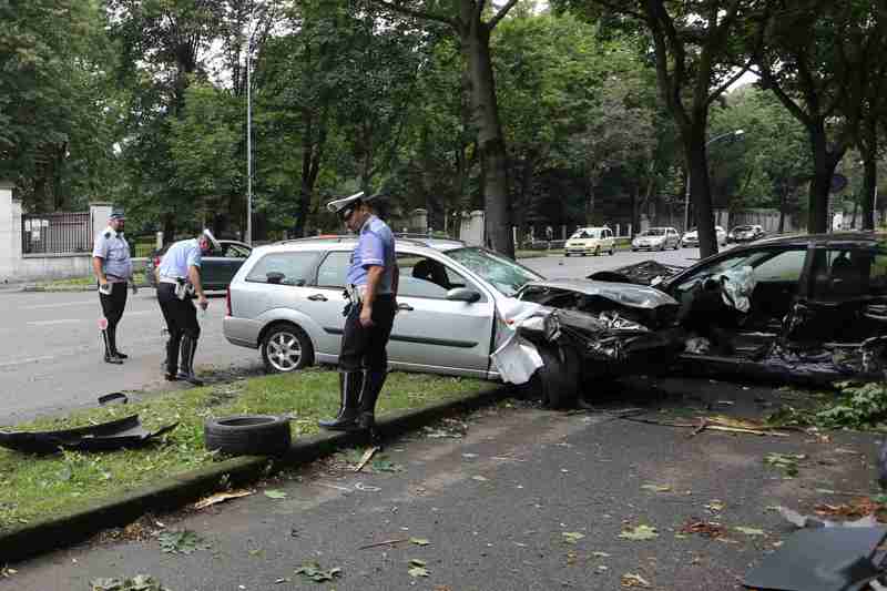 I rilievi degli agenti in viale Brianza,  a pochi metri da Porta Monza e dallo Sporting