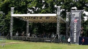 Il palco in costruzione per il Brianza rock festival all’autodromo di Monza