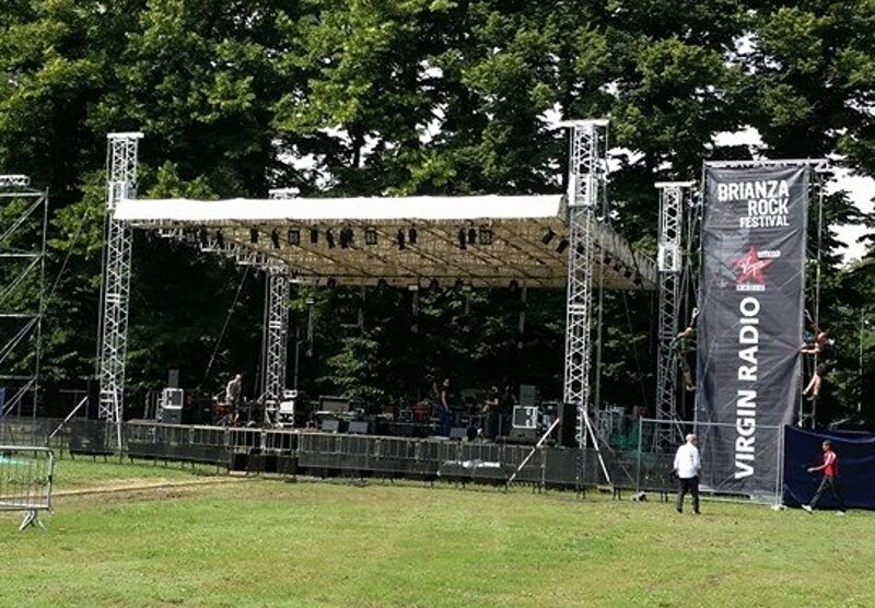 Il palco in costruzione per il Brianza rock festival all’autodromo di Monza