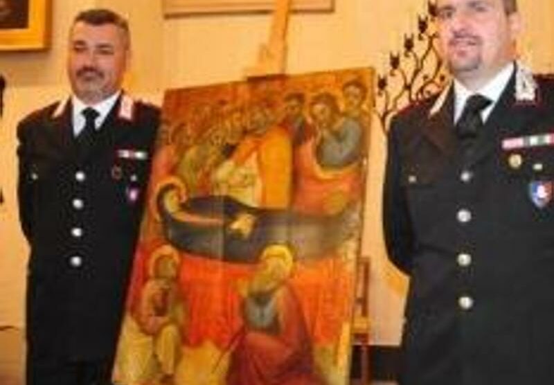 Il dipinto recuperato, a destra il capitano dei cc tpc Monza, Francesco Provenza