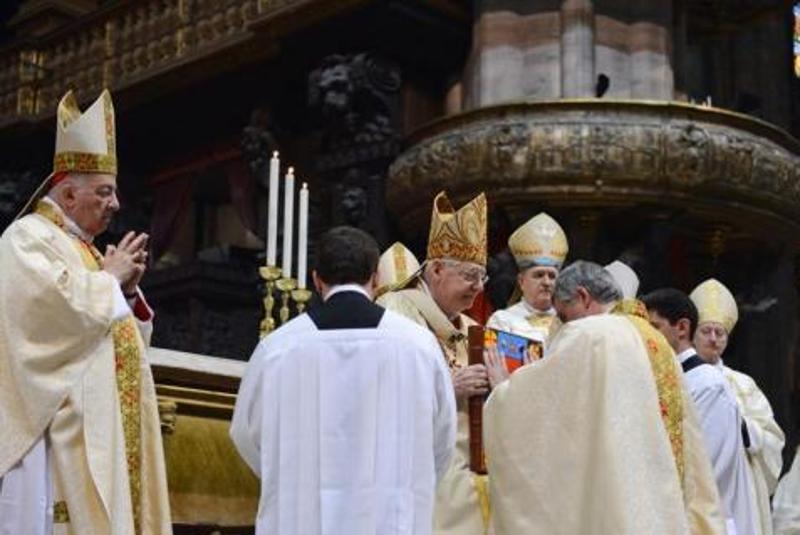 Monsignor Pierantonio Tremolaga, il cardinale Angelo Scola e il suo predecessore Dionigi Tettamanzi