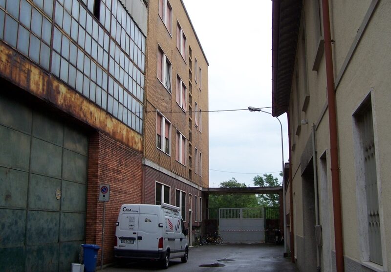 Sullo sfondo il cancello di accesso delle ex Officine Mariani dove si trovava il capannone crollato, a sinistra, la palazzina sgomberata.