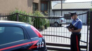 I carabinieri all'ingresso dell'autofficina.