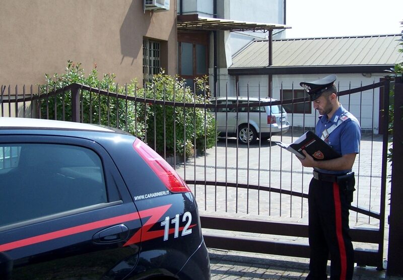 I carabinieri all'ingresso dell'autofficina.