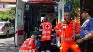 Soccorritori in azione in  via Serao.