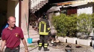 Albiate,  vigili del fuoco al lavoro per spegnere l’incendio.