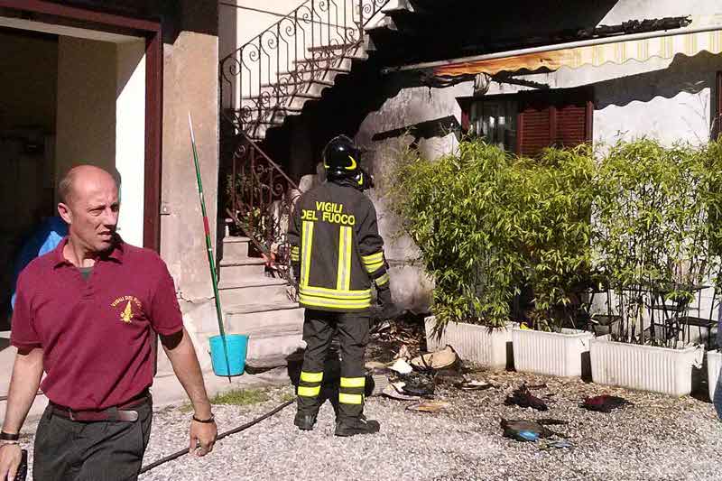 Albiate,  vigili del fuoco al lavoro per spegnere l’incendio.