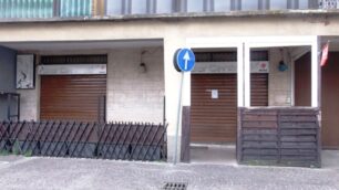 Il dispositivo del questore affisso sulla serranda chiusa del bar