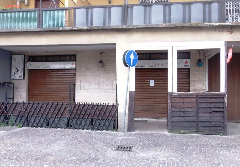 Il dispositivo del questore affisso sulla serranda chiusa del bar
