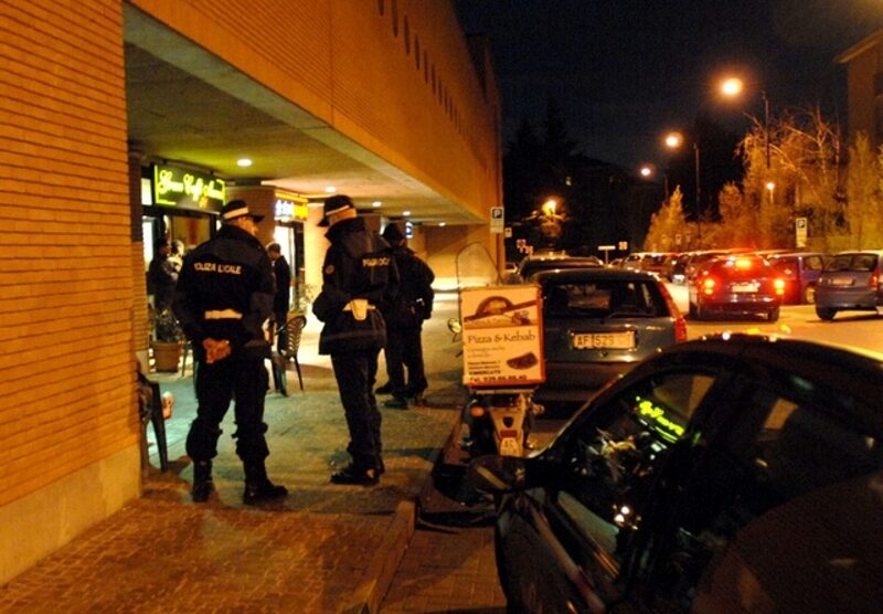 Carabinieri in piazza Marconi a Vimercate