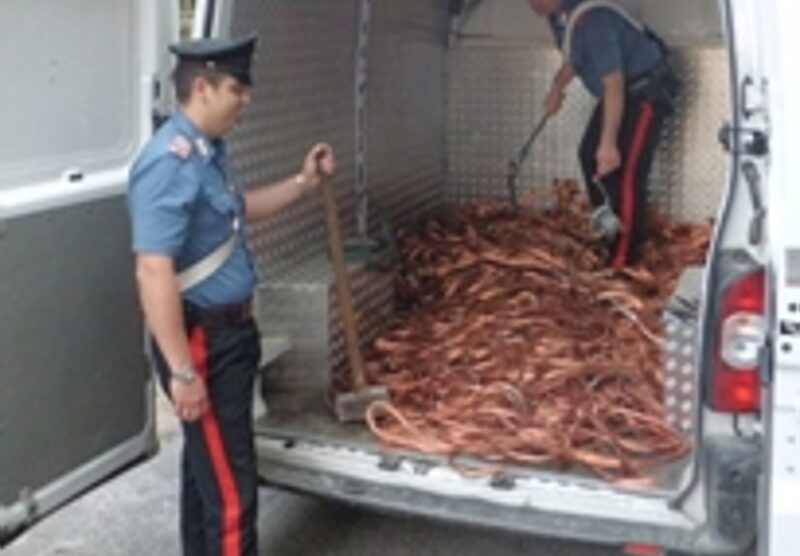 I carabinieri con il materiale recuperato nel furgone a Cornate