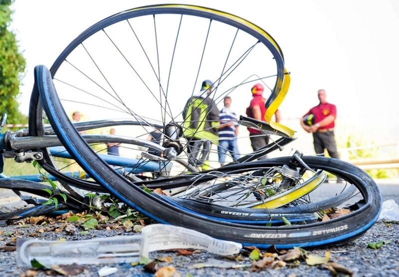 Quel che è rimasto di una bicicletta dopo l’impatto con un’auto