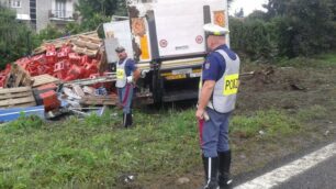 Gli agenti della polizia stradale di Seregno e il camion che ha provocato l’incidente