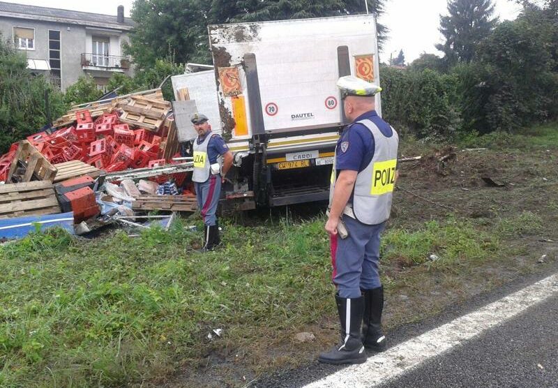 Gli agenti della polizia stradale di Seregno e il camion che ha provocato l’incidente