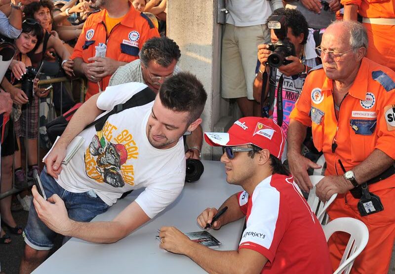 Felipe Massa firma autografi ancora da ferrarista al Gran premio di Monza del 2013