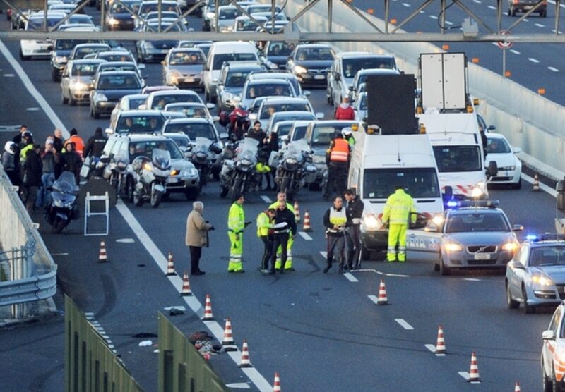 I soccorsi in un incidente sull'autostrada