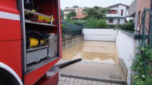 L’intervento dei vigili del fuoco nei box allagati di via Tintoretto a Lentate