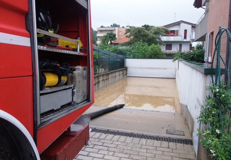 L’intervento dei vigili del fuoco nei box allagati di via Tintoretto a Lentate