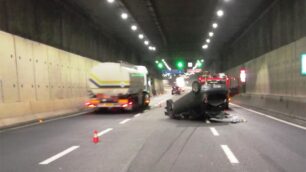 La Fiat PUnto ribaltata nel tunnel della Valassina