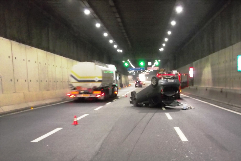 La Fiat PUnto ribaltata nel tunnel della Valassina