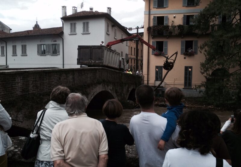 Le fasi di rimozione del tronco sul ponte di San Gerardino