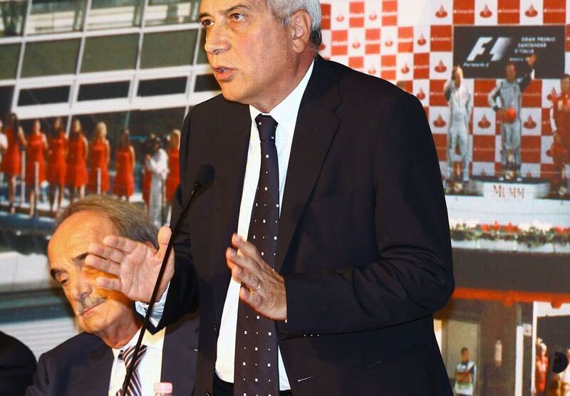 Il sindaco di Monza Roberto Scanagatti in autodromo lo scorso luglio, al suo fianco il presidente uscente di Ac Milano, Carlo Valli