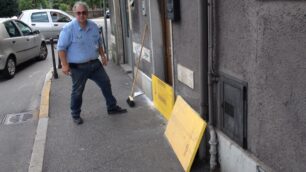 Monza: Guglielmo Ferrise titolare impresa edile di via Visconti 33 B prepara leparatie per proteggere la sede della sua attività
