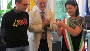 Il sindaco Cristina Mariani indossa il braccialetto bianco di Libera