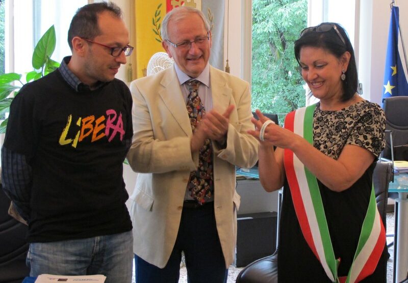 Il sindaco Cristina Mariani indossa il braccialetto bianco di Libera