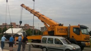 Nova, il camion ribaltato in via Brodolini.