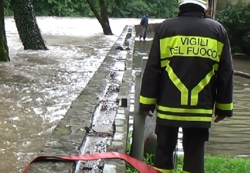 I vigili del fuoco al lavoro ad Agliate di Carate Brianza