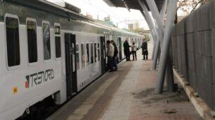 Un treno in stazione a Seveso