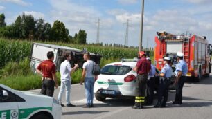 Vimercate - Il ribaltamento del furgone in via Bolzano